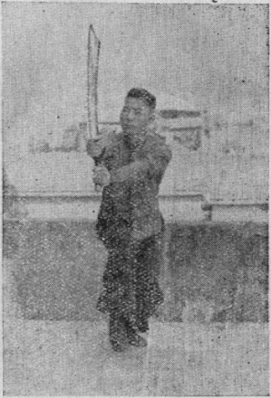 Posture 14 — le pas oblique vers le sud, le sabre portant de bas en haut : figure 14 de l&rsquo;édition de 1955