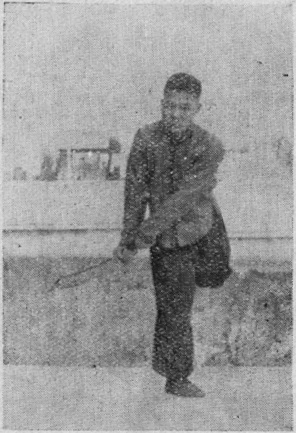 Posture 15a — la posture de transition, le pied gauche levé et le dos du sabre écartant vers l&rsquo;arrière : figure 15a de l&rsquo;édition de 1955