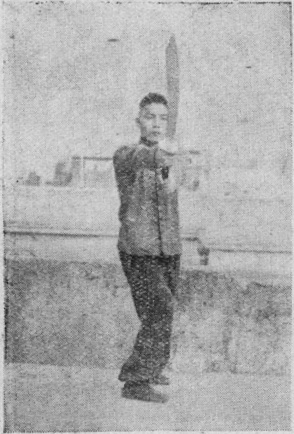 Posture 15b — après le bond vers le sud, le pas de la montée à droite et le sabre fendant de biais : figure 15b de l&rsquo;édition de 1955