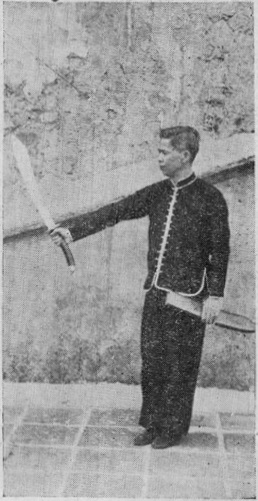 Le sabre entièrement tiré hors du fourreau, tenu verticalement afin d&rsquo;en montrer la longueur et la largeur — planche de l&rsquo;édition de 1955
