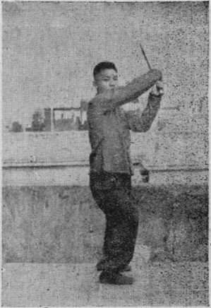 Posture 16a — la posture de transition, le sabre retourné et levé vers l&rsquo;arrière : figure 16a de l&rsquo;édition de 1955