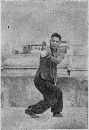 Posture 16b — la posture assise enroulée, le sabre remontant d&rsquo;en bas en tranchant à rebours : figure 16b de l&rsquo;édition de 1955