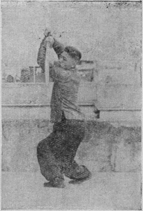 Posture 18a — la posture de transition, le sabre collé entre le coude et l&rsquo;épaule : figure 18a de l&rsquo;édition de 1955