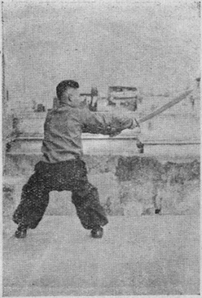 Posture 18b — le corps enlevé dans les airs, la posture du cavalier et le sabre taillant à plat : figure 18b de l&rsquo;édition de 1955