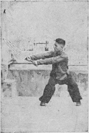 Posture 19b — le corps enlevé et retourné du nord au sud, la posture du cavalier et le sabre étendu : figure 19b de l&rsquo;édition de 1955