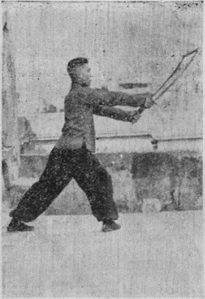 Posture 20 — retirer le pas, le pas de la montée à droite et le sabre fendant droit vers l&rsquo;est : figure 20 de l&rsquo;édition de 1955