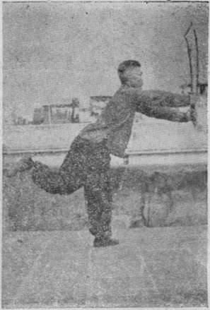 Posture 21a — la posture de transition, le pied gauche levé et le sabre légèrement relevé : figure 21a de l&rsquo;édition de 1955