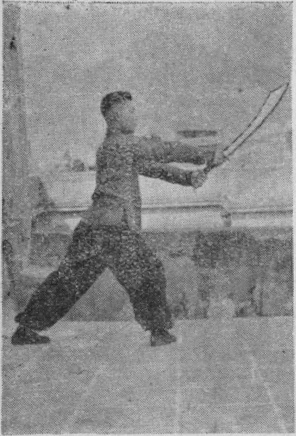 Posture 21b — après le bond en avant, le sabre fendant droit de haut en bas : figure 21b de l&rsquo;édition de 1955