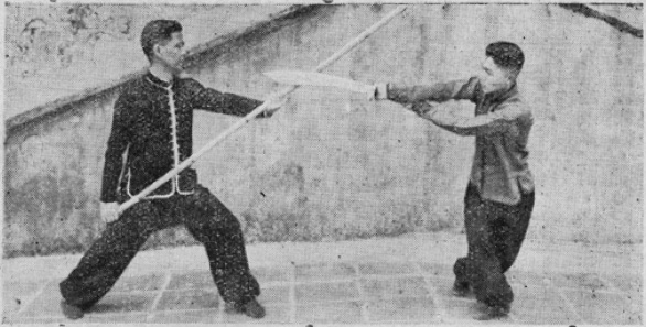 Démonstration : Huang Hanchao au sabre et Huang Hanxun au bâton ; devant une attaque descendante d&rsquo;une arme longue, on remonte en tranchant à rebours — planche de l&rsquo;édition de 1955