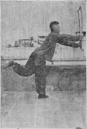 Posture 22a — la posture de transition, le pied gauche levé et le sabre légèrement relevé vers l&rsquo;arrière : figure 22a de l&rsquo;édition de 1955