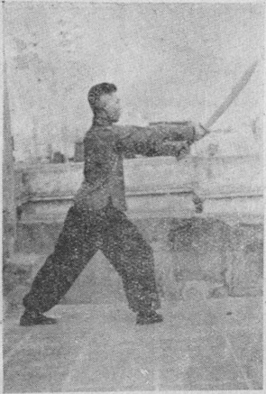 Posture 22b — après le bond en avant, le pas de la montée à droite et le sabre fendant droit : figure 22b de l&rsquo;édition de 1955