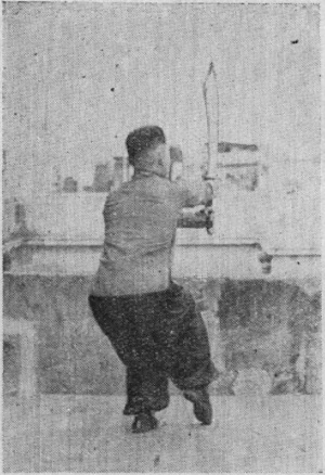 Posture 23 — chevaucher le tigre à droite, le sabre écartant de biais vers le nord : figure 23 de l&rsquo;édition de 1955