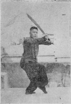 Posture 24a — la posture de transition, le sabre barrant au-dessus de la tête : figure 24a de l&rsquo;édition de 1955
