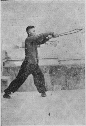 Posture 24b — la montée à gauche, le sabre ayant passé au-dessus de la tête et taillant à plat : figure 24b de l&rsquo;édition de 1955