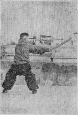 Posture 25 — la posture du cavalier, le sabre venu de derrière le dos et taillant à plat vers l&rsquo;avant : figure 25 de l&rsquo;édition de 1955