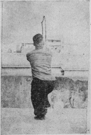 Posture 26 — le pas déplacé vers le nord, le sabre se levant de bas en haut : figure 26 de l&rsquo;édition de 1955