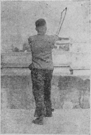 Posture 27b — après le bond en avant, le pas de la montée à droite et le sabre fendant de biais vers l&rsquo;avant gauche : figure 27b de l&rsquo;édition de 1955