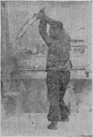 Posture 28a — la posture de transition, le sabre passé de biais vers la gauche : figure 28a de l&rsquo;édition de 1955
