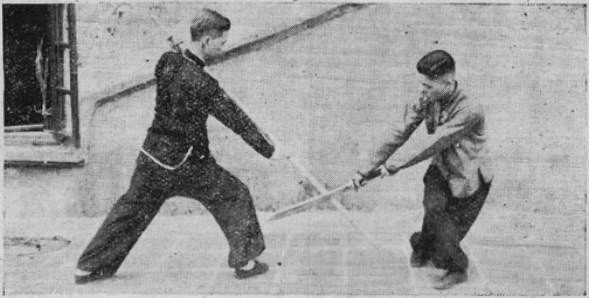 Deuxième photographie de démonstration : la parade basse en posture assise enroulée contre un balayage dirigé vers le bas du corps — planche de l&rsquo;édition de 1955