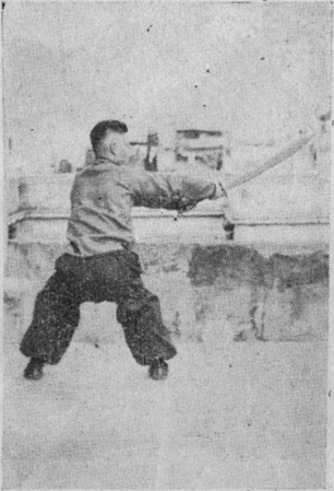 Posture 28b — la posture du cavalier face au nord, le sabre fendant depuis le dos : figure 28b de l&rsquo;édition de 1955