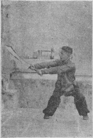 Posture 29b — la posture du cavalier, le sabre venu du dos et taillant à plat vers l&rsquo;ouest : figure 29b de l&rsquo;édition de 1955