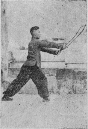 Posture 30 — retirer le pas, le pas de la montée et le sabre fendant vers l&rsquo;est : figure 30 de l&rsquo;édition de 1955