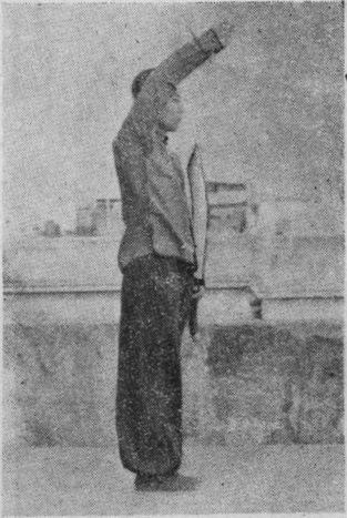 Posture 32 — la position du garde-à-vous, le sabre pendant le long du corps et la paume droite barrant au-dessus de la tête : figure 32 de l&rsquo;édition de 1955
