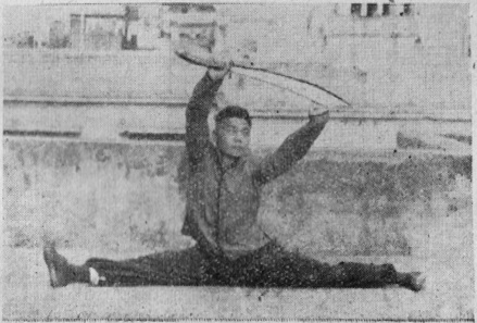 Troisième photographie de démonstration : la posture du sabre horizontal en croix — planche de l&rsquo;édition de 1955