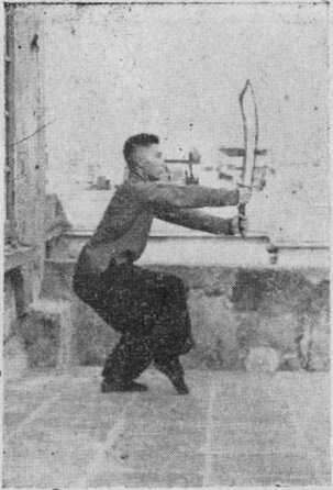 Posture 2 — les quatre plans, le sabre levé de la pointe, le bras droit à l&rsquo;horizontale : figure 2 de l&rsquo;édition de 1955