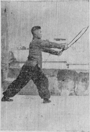 Posture 3 — posture de la montée à droite, le sabre lancé vers l&rsquo;avant et le nord : figure 3 de l&rsquo;édition de 1955