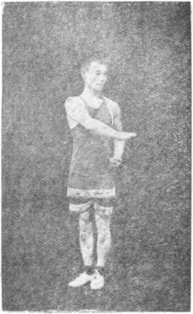 Figure 1 du côté droit : la paume droite descend jusqu’à l’aisselle gauche