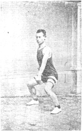 Figure 8 : la paume gauche devenue crochet derrière la fesse