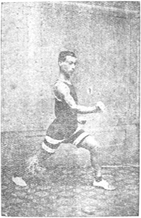 Figure 1 : main qui saisit devant et main qui pique derrière, position d’arc gauche