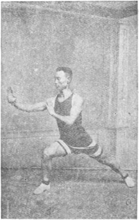 Figure 2 : la paume droite sort en traversant vers la droite, poids sur la jambe droite