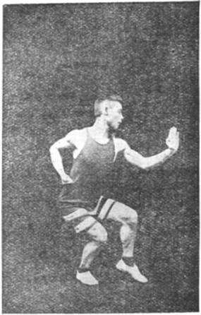 Figure 1 : la posture de la grande hache, paume gauche relevée