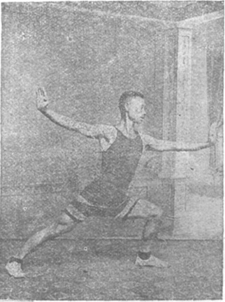 Figure 4 : les deux bras en forme de fléau, paume gauche à hauteur du nez