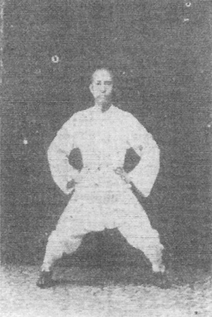 Première figure : la posture du cavalier, pieds parallèles, mains sur les flancs, pouces en arrière (photographie de l’édition de 1930)