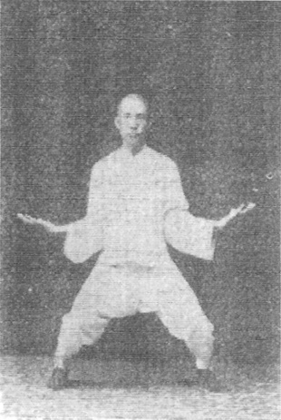 Dixième figure : les mains tendues de chaque côté, paumes vers le haut, poitrine creusée (édition de 1930)