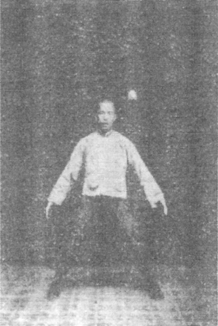 Onzième figure : les bras pendant en oblique à l’extérieur des hanches, jambes tendues (édition de 1930)