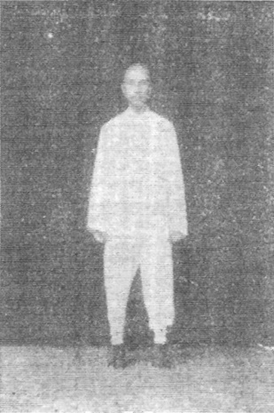 Douzième figure : debout, pieds rapprochés en ||, poings fermés aux côtés (édition de 1930)