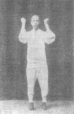 Quatorzième figure : les poings descendus de part et d’autre des oreilles comme pour tirer un fardeau, talons soulevés (édition de 1930)