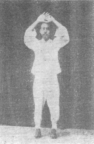 Quinzième figure : les avant-bras croisés au-dessus de la tête, puis retirés devant le front (édition de 1930)