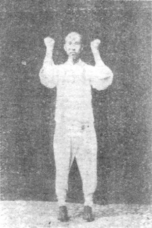 Seizième figure : les poings descendus près des oreilles, dos des mains vers l’extérieur (édition de 1930)