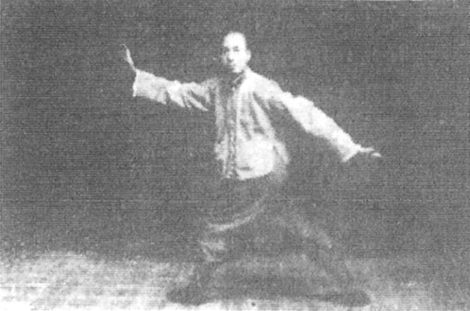 Dix-neuvième figure : la paume droite poussée vers la gauche au-dessus du bras gauche, la main gauche remontée derrière la hanche, tête tournée vers l’arrière (édition de 1930)