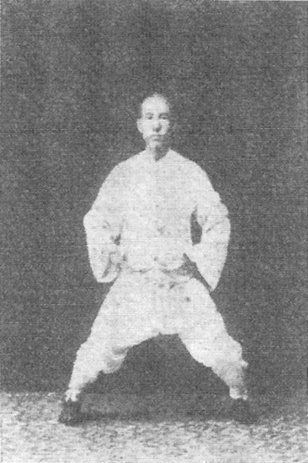 Deuxième figure : les mains montées au-dessus du nombril, paumes vers le haut, doigts écartés comme autour d’une balle (édition de 1930)