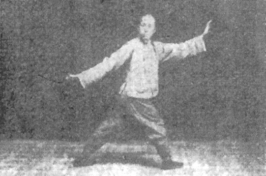 Vingtième figure : même poussée de la paume gauche par-dessus le bras droit, position croisée, tête tournée vers l’arrière (édition de 1930)