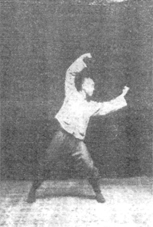 Vingt-et-unième figure : le tour complet des deux poings autour du corps, bras gauche étendu en demi-lune, corps incliné à gauche (édition de 1930)
