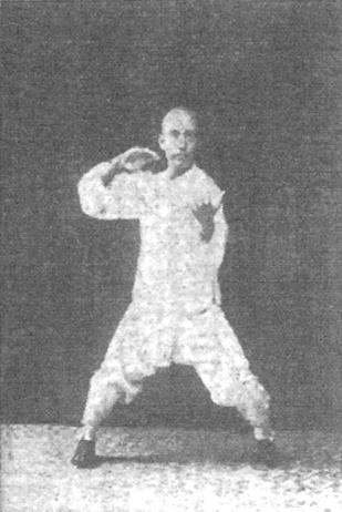 Vingt-troisième figure (a) : les deux paumes devant, l’une soutenant vers le haut, l’autre retournée vers le bas (édition de 1930)