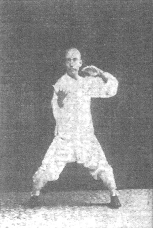Vingt-troisième figure (b) : la paume droite retournée vers le bas et retirée au sein, la gauche soutenant vers l’avant (édition de 1930)