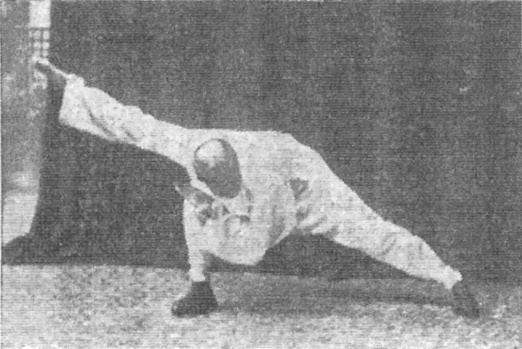 Vingt-quatrième figure : la main droite sortie au-dessus du poignet gauche, corps abaissé, jambe gauche tendue (édition de 1930)